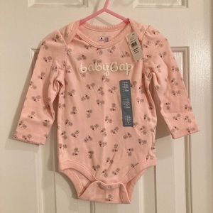 Gap baby long sleeve onsie 6-12 months NWT